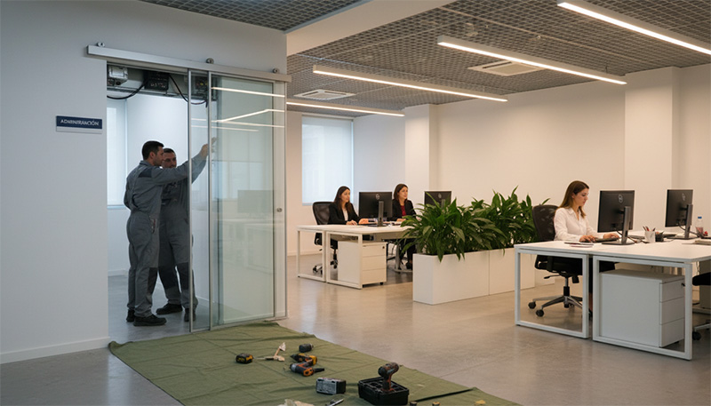 puertas automáticas para oficinas, puertas de cristal para oficina, puertas corredizas para oficinas
