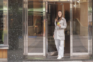 puertas automáticas para portales, puertas de portal automáticas, automatización de puertas de portal